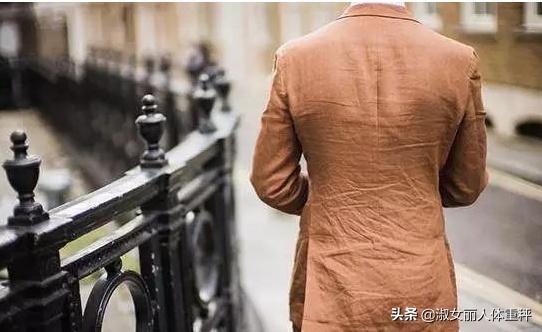 女人不管多大年龄少穿这5种颜色,女人不管年龄多大别总穿黑色