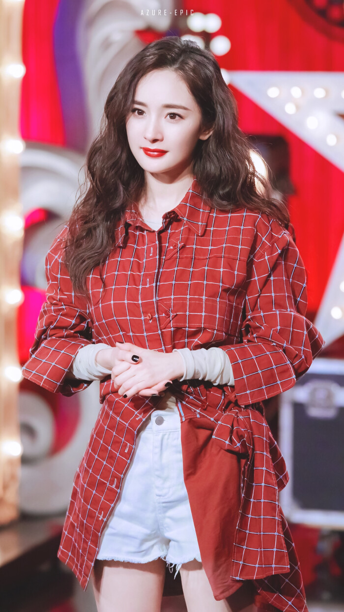 杨幂穿大格子衬衫时的搭配,格子衬衫外套搭配皮裤子杨幂
