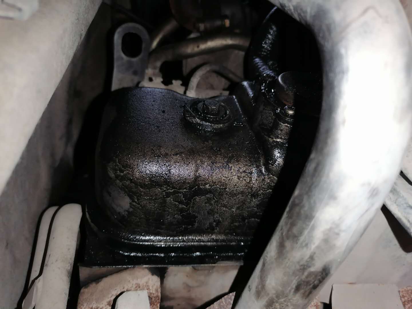 才跑4万公里货车烧机油怎么回事,发动机烧机油活塞发黑