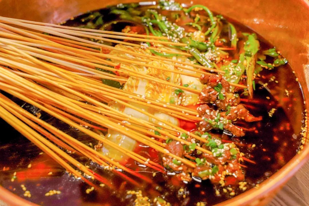 这家国潮网红串串落地襄阳啦，你只管拿串不用涮可以直接开吃