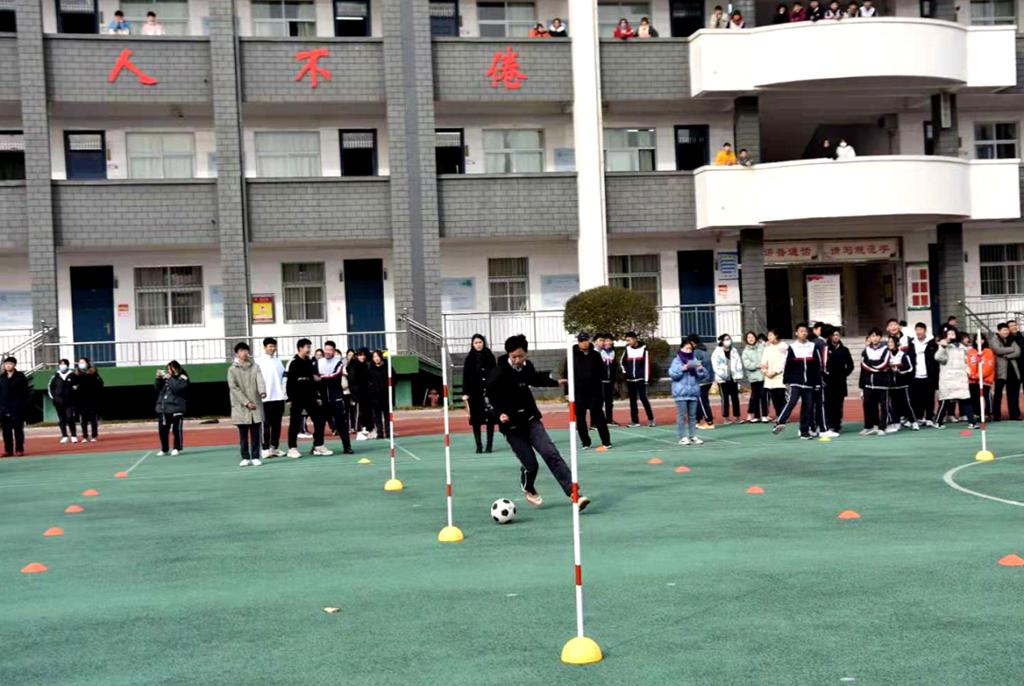 小学足球绕杆比赛方案,足球绕杆比赛小学