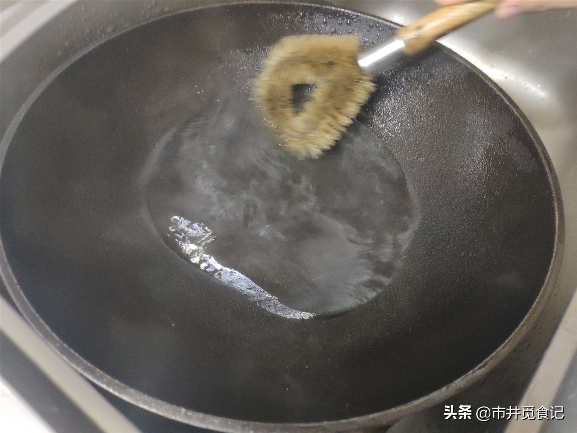 铁锅怎么开锅?拿到新锅别着急用,简单几步开锅,不会粘锅寿命长