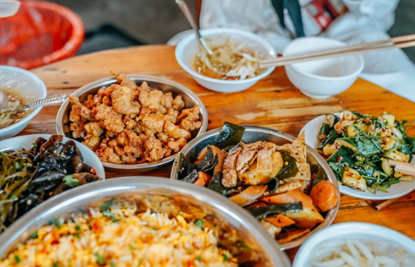 街头卖蛋炒饭一天能赚多少钱,大姐卖小吃1万元10天回本