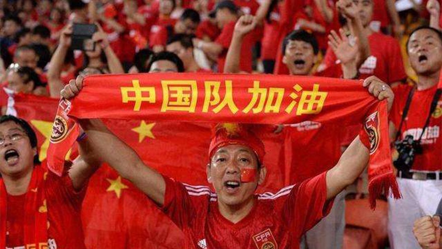 中国足球队对关岛比赛实况直播,国足7比0战胜关岛现场球迷