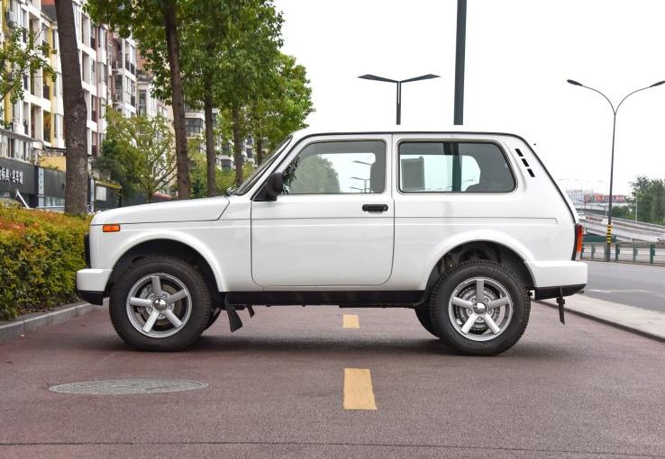 越野圈公认的三款老炮车型,手动挡、手摇窗、手摇发动,212上榜