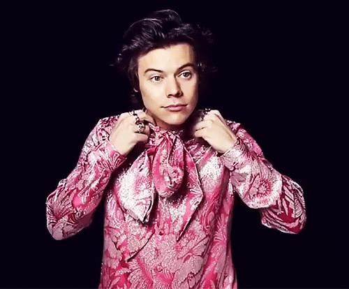 穿粉色就是娘娘腔？让小李子和猫王告诉你什么叫“油而不腻”