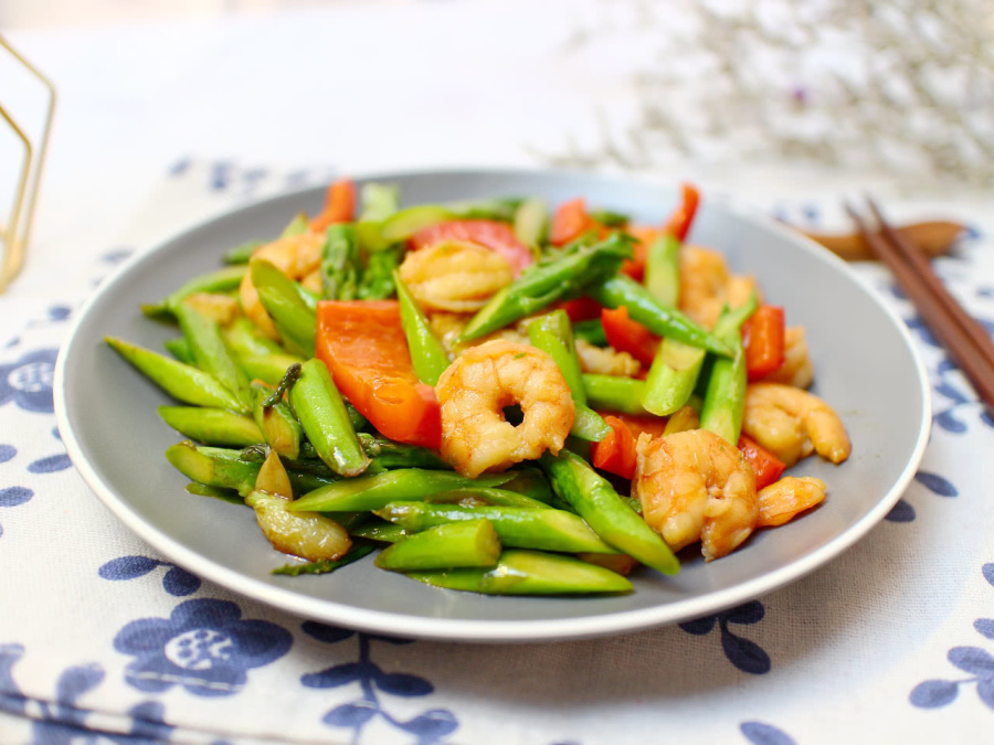 芦笋炒虾仁应季菜品,清脆爽口,女人常吃越来越苗条