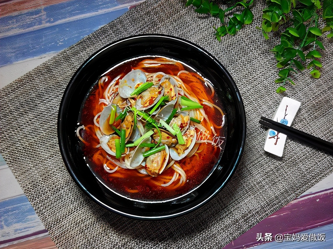 花甲米线吃起来,花甲米线不放蒜蓉怎么做