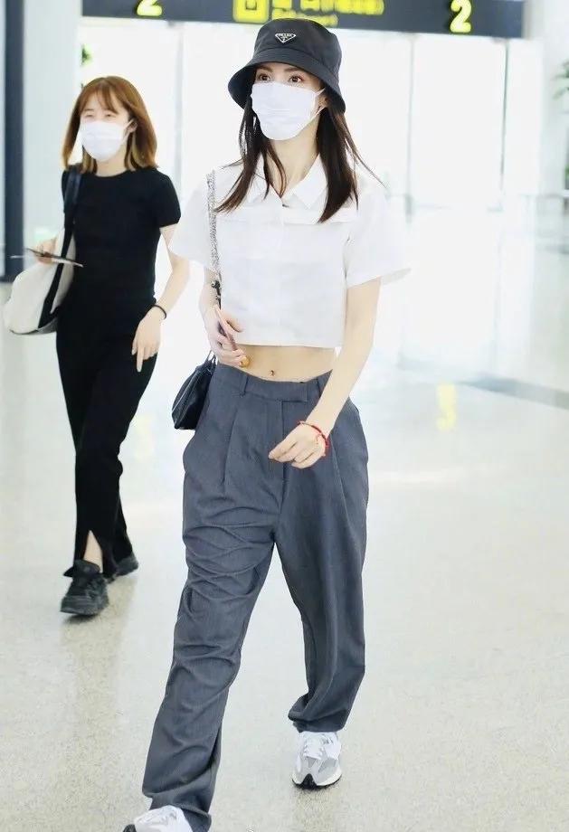 把白衬衫穿得好看的女人,好看的女性白衬衫