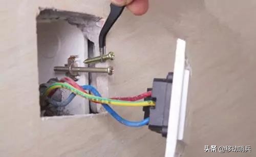 插座底盒损坏怎么办,插座底盒螺丝对不上