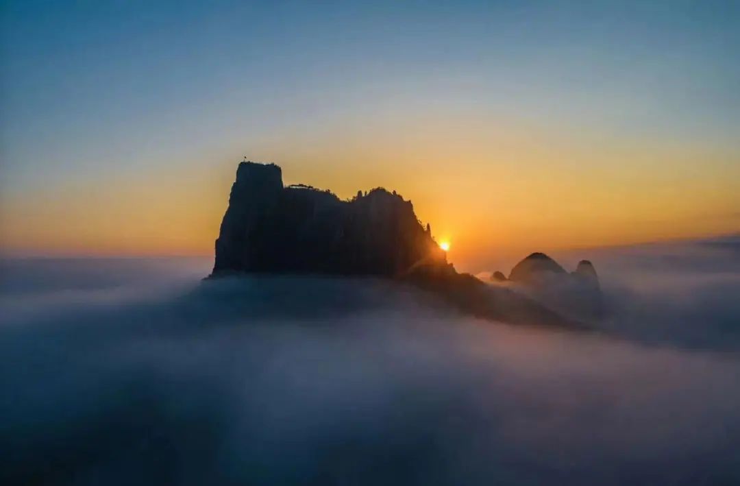 金华这座1.5亿高龄的山峰，浓翠蔽日，风清月朗，还有试胆石等你去挑战