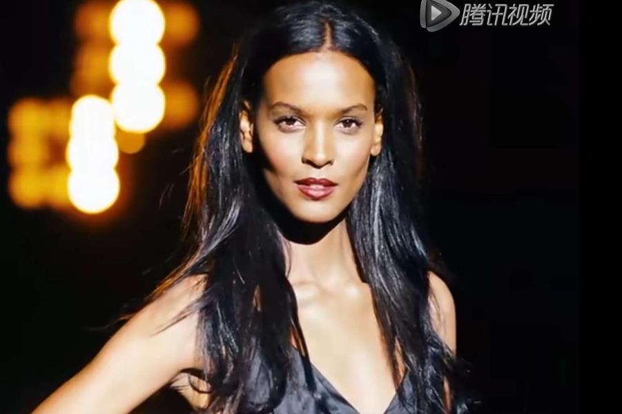 她3岁接受割礼，12岁被迫嫁给60岁老头，逃出后成了世界名模