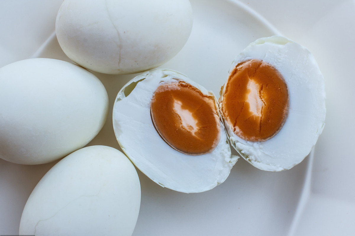 在家如何腌咸鸭蛋视频教学,大粒盐腌咸鸭蛋的方法