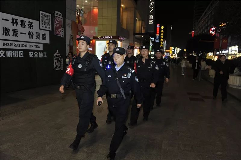 她在办公桌上放倒计时牌，只因不忍离别