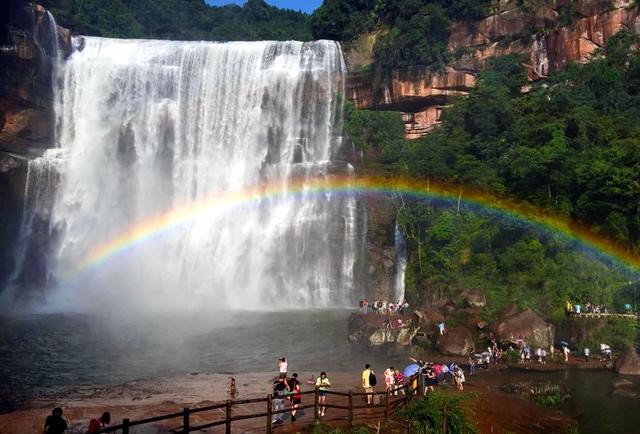 遵义赤水丹霞瀑布比黄果树更大的瀑布，尽然很多游客不知道这里