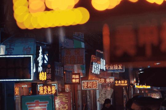 向对面出租屋射了一箭：80后妈妈王莹在城中村的实验艺术