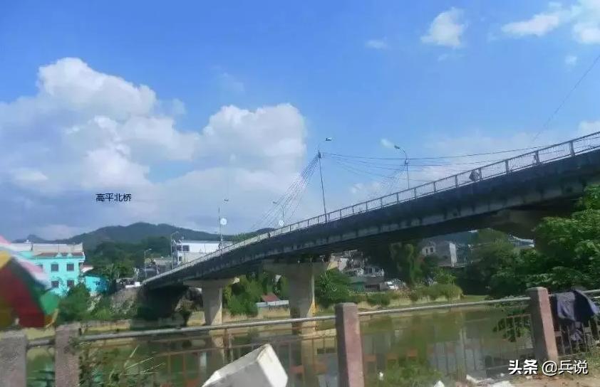 越南老兵重回当年战斗过的洞穴 (越南老兵回忆丛林战争)