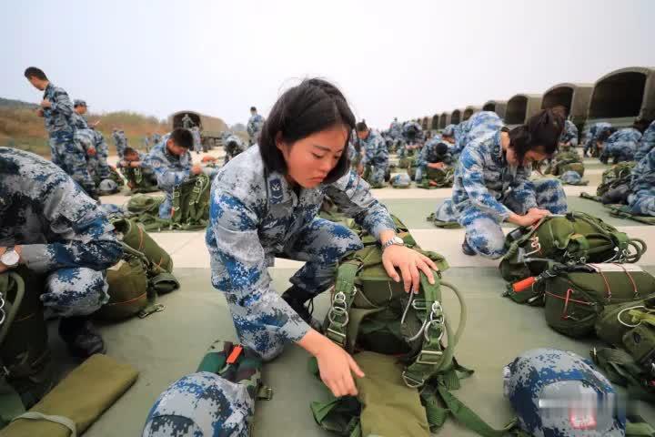 中国女空降兵训练,中国空降兵帅气动作