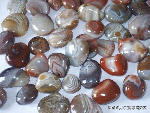 举头望明月低头思故乡中的月,月球上大概有多少个玉石