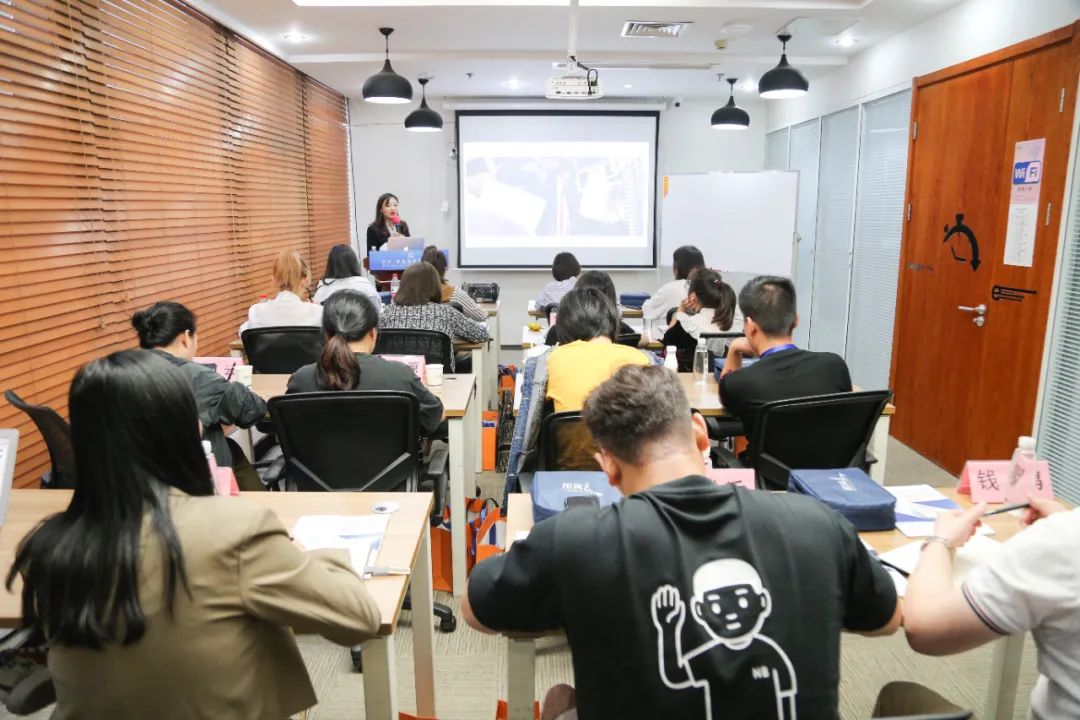 3年开了几十家连锁店,抖音直播卖二手奢侈品好做吗