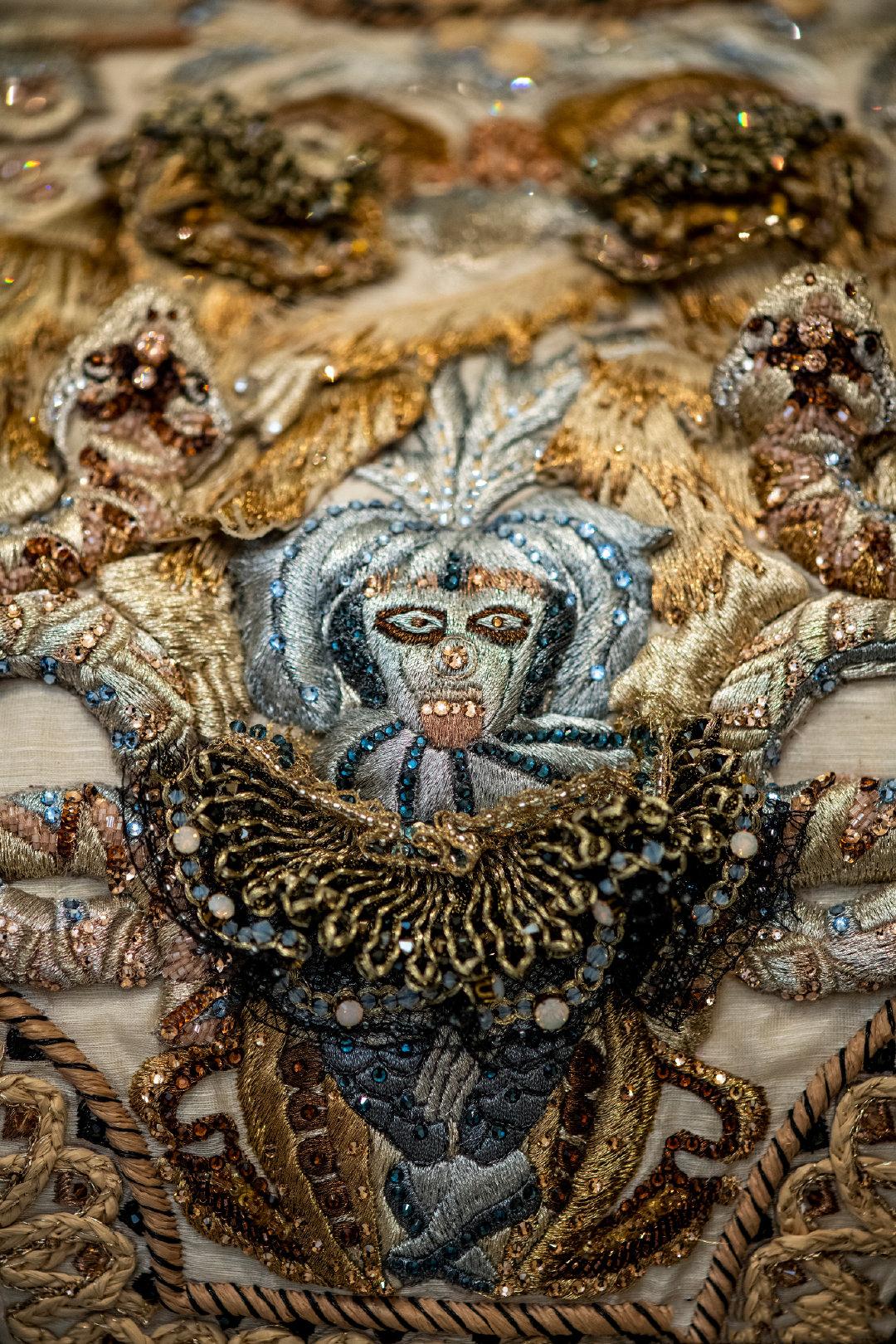 鬼脸连体服做开场,满身绣死亡象征乌鸦,惊悚秀场还是奇葩秀场?