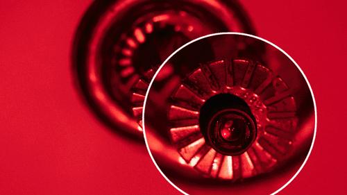 租客发现针孔摄像头,发现公寓有针孔摄像头房东倒霉吗