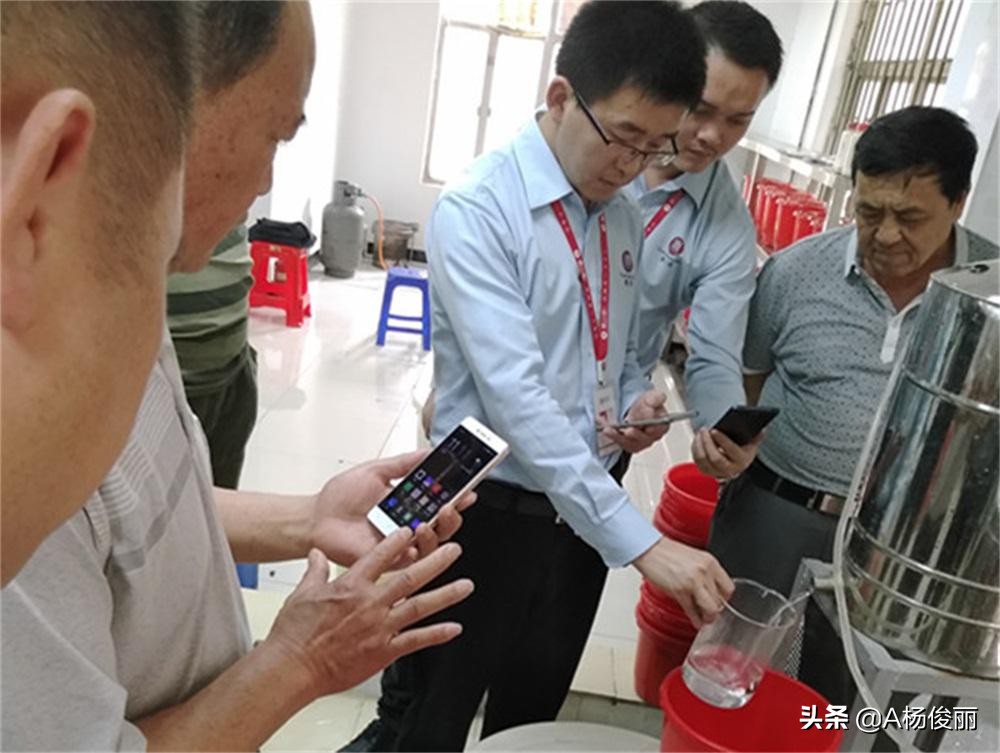 酿酒烤酒时正确上粮食的手法,酿酒设备怎么加热好