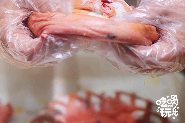 台湾第三代冷萃奶茶“麦地初茶”终于来邯郸了,时髦Girl人手一杯