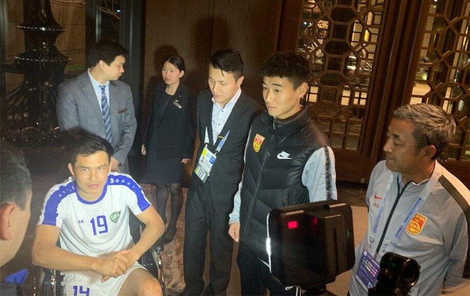 乌兹别克韦世豪,乌兹别克球员放倒韦世豪