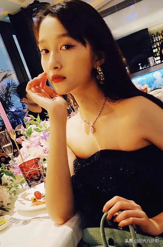 关晓彤晚宴现场视频,关晓彤生日聚会