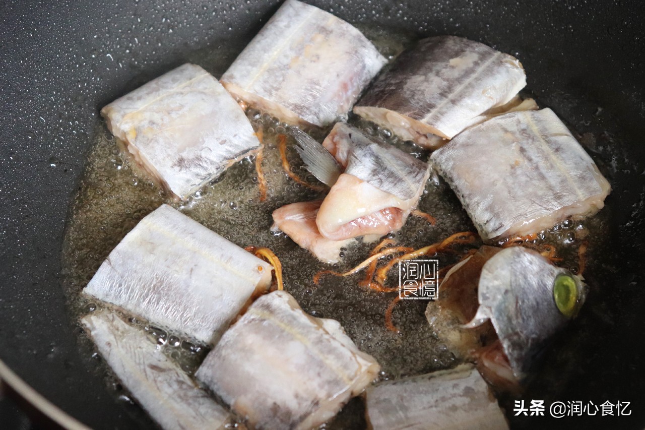 裹上面粉煎带鱼不粘锅不破皮,煎带鱼吃怎么样才能让带鱼不粘锅