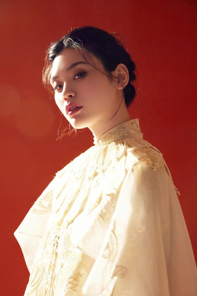 春晚时尚图鉴:热巴杨幂的红裙、王菲刷碗手套和董卿李思思的口红