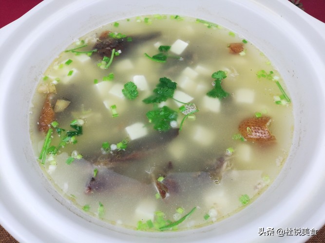 吃完烤鸭后的鸭架怎样做才好吃,北京烤鸭鸭架打包回去怎么吃