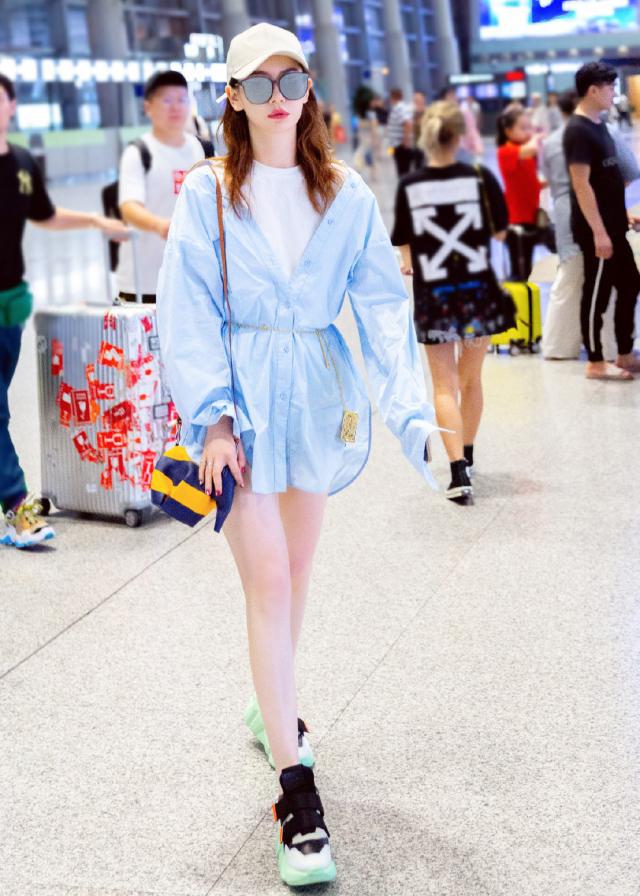 戚薇穿小西装机场照,戚薇包包小视频