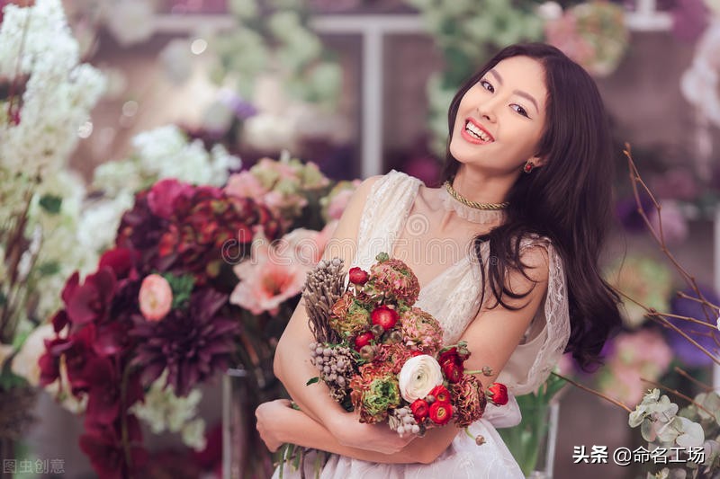 女孩名字叫皓月,女孩有诗意的名字含月