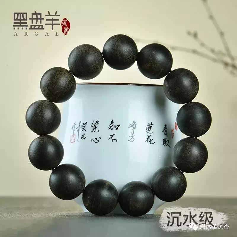 沉香摆件开裂是因为什么,沉香手串开裂怎么补救