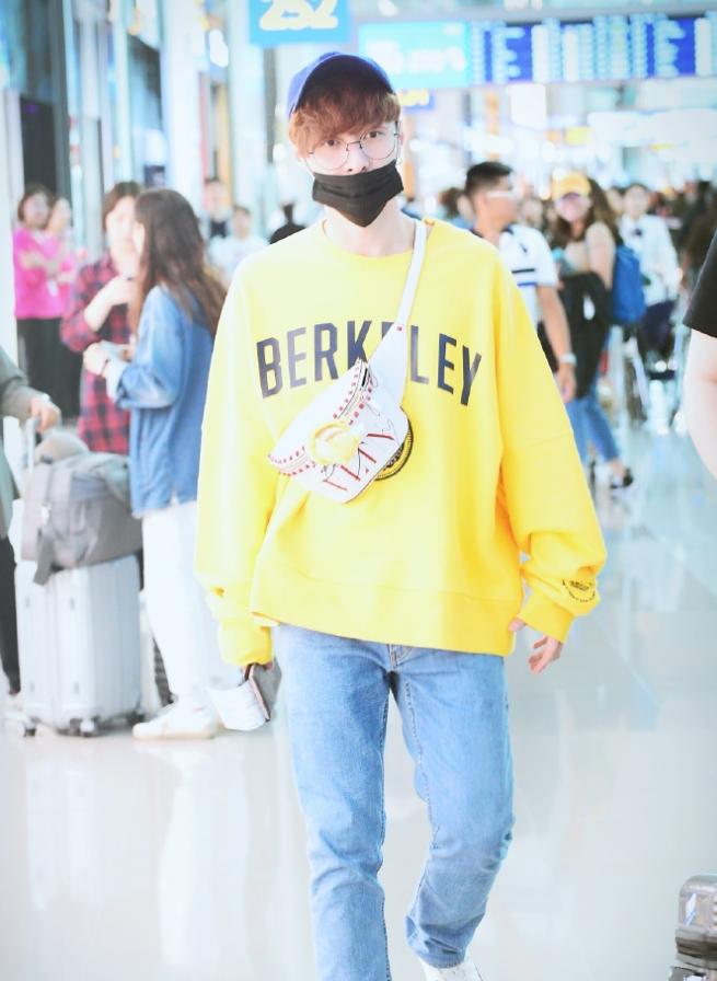 张艺兴从韩国回中国，变身新鲜“柠檬兴”，包上的“胖蜜蜂”抢镜