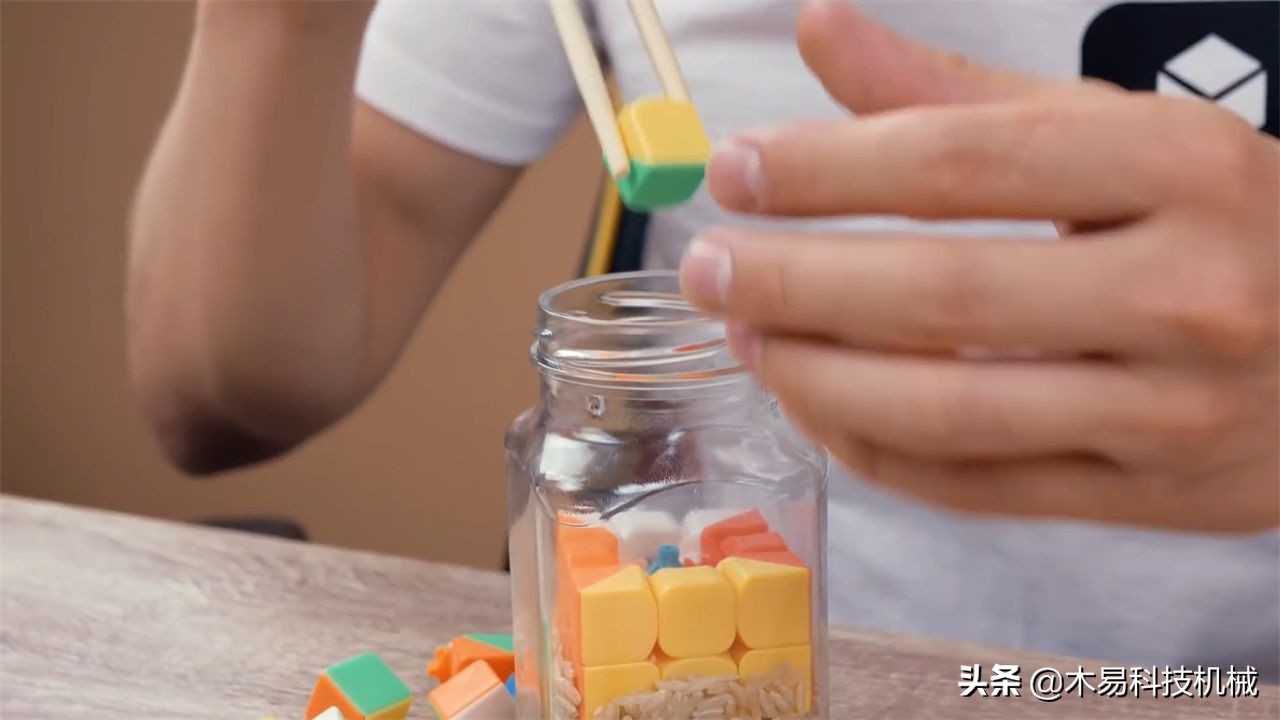 比瓶子大的魔方怎么装进去,比瓶口大的魔方