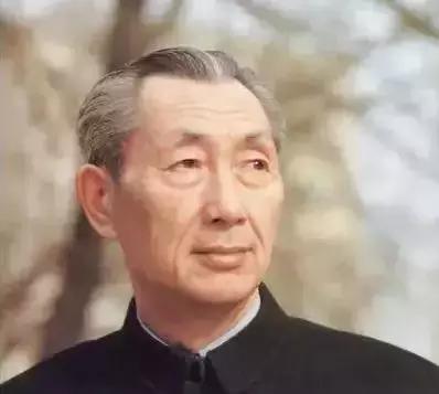 他被称为板凳画家，一生追求真、善、美矢志不移，愈挫弥坚。