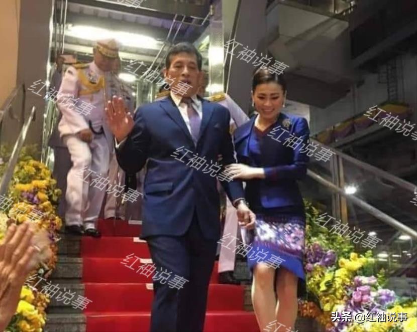 泰王终于插手宫斗！晒情侣装力挺苏提达，敲打诗妮娜别觊觎后位