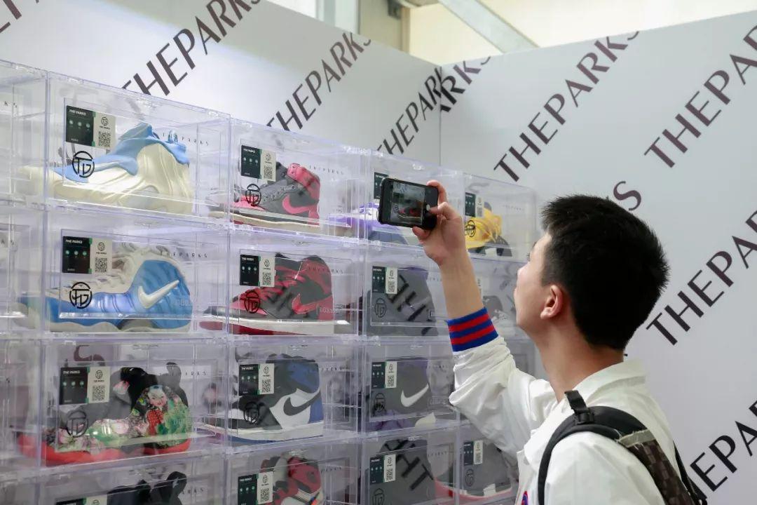 大学生一个月生活费给男朋友买鞋,大学生一个月生活费800可以吗