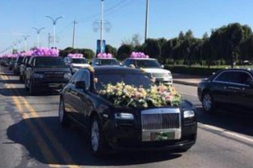 劳斯莱斯和五菱当婚车,五菱神车和劳斯莱斯