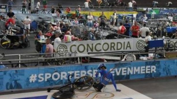 自行车被螺丝钉扎胎了后续,男子被自行车铁架子刺穿