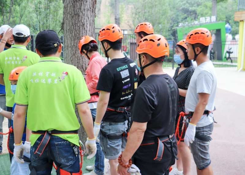 足球小镇建业网红桥,建业足球小镇攀岩