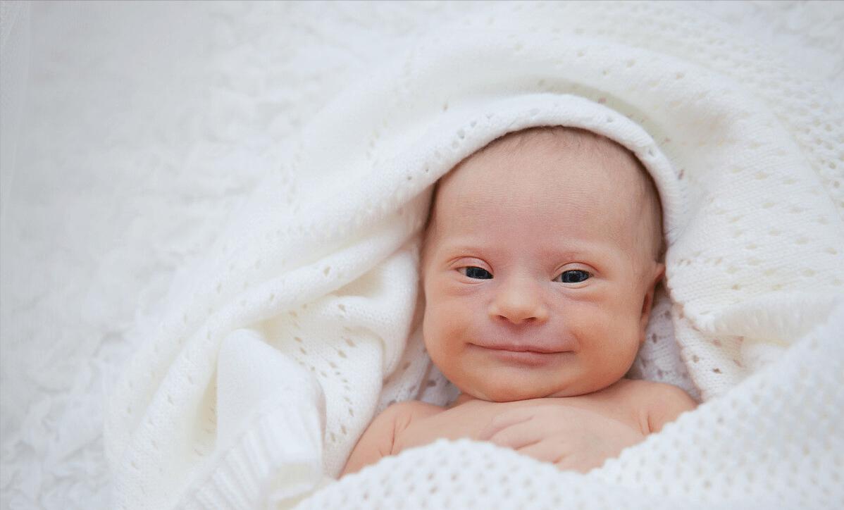 百天孩子发育迟缓表现,百天后宝宝反而不乖了