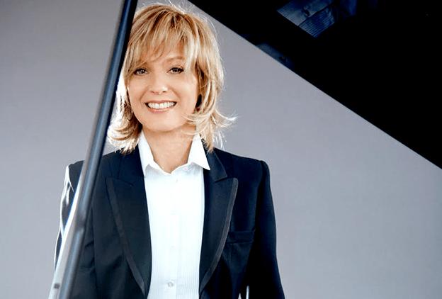 LV老板娘才是低调贵妇，60多岁穿搭朴素，三太子眉眼好像她