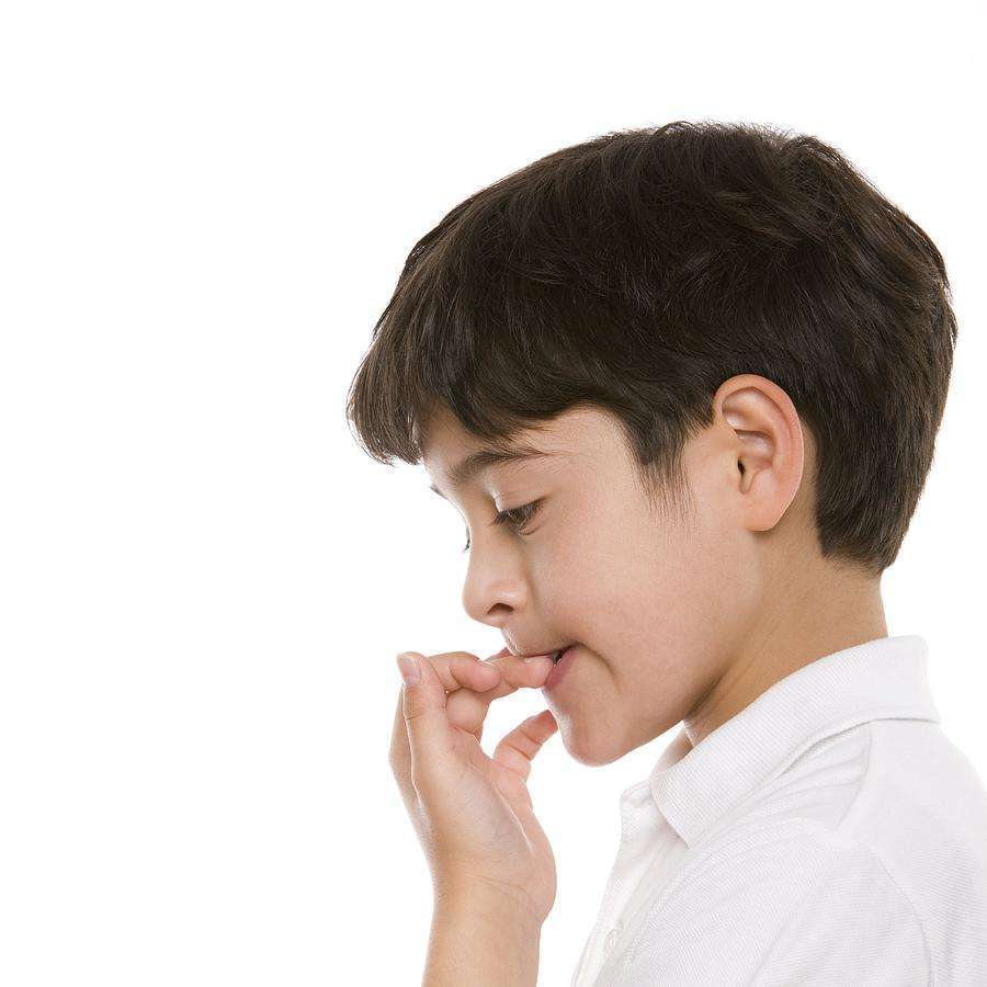 儿童啃指甲把指甲啃秃的坏处,儿童爱啃指甲长大能自愈吗