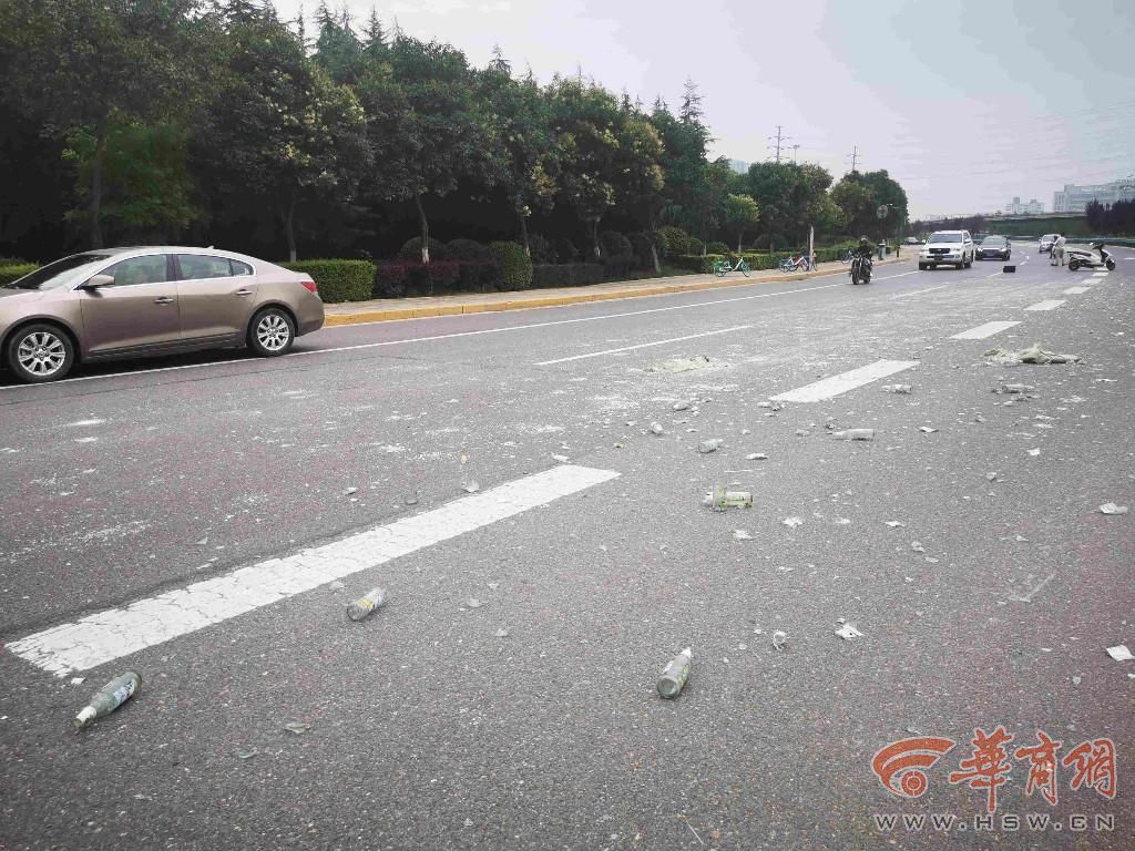 玻璃渣洒落满地西安体院在校生自发疏导，曾在校入伍当*警武**