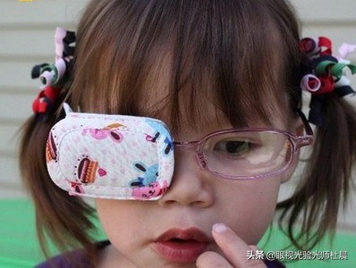 儿童弱视患者进行视力检查,孩子弱视需要去医院做视力训练吗