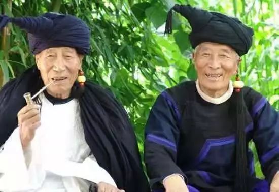 彝族民族服饰视频,彝族服饰惊艳